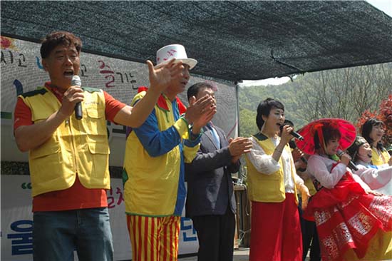 전주 한울타리봉사단, 지역 어르신들 위한 문화예술공연 봉사…어르신들 흥겨움 즐겨