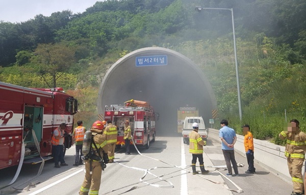 울산포항고속도로 범서2터널서 5t 차량 화재…인명구조 중