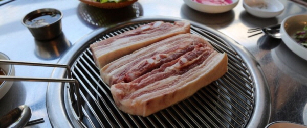 [맛집을 찾아서] 제주 중문관광단지 흑돼지 연탄구이, 휴가철에 제격