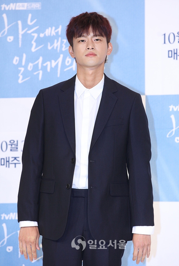 [IS포토] 서인국, 하늘에서 내리는 일억별에 핸섬가이