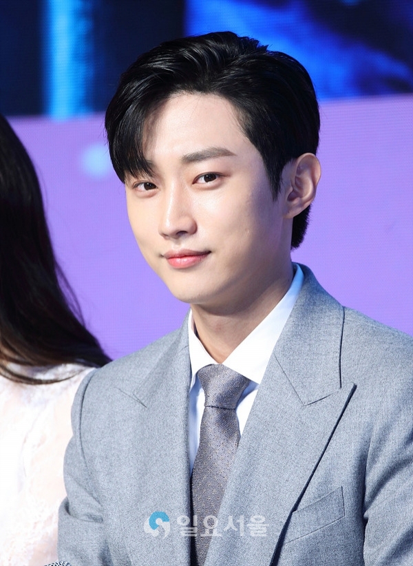 [IS포토] 진영, 이 잘생김 실화냐?