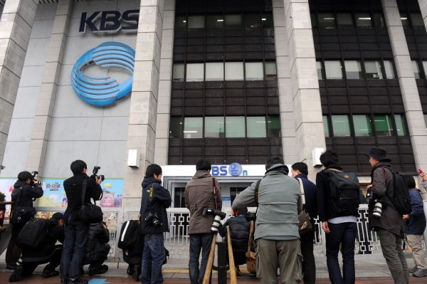 공영방송의 몰락 KBS 적자 1000억 넘는다