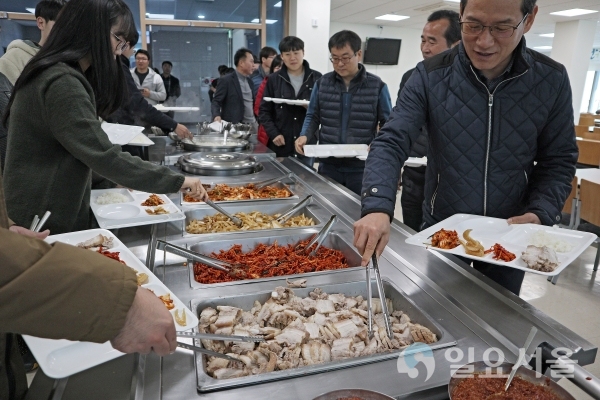산청서 한돈 소비촉진 무료시식회