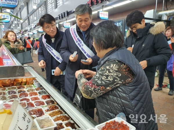 최옥환 마산회원구청장, 설 제수용품 전통시장에서 직접 구입