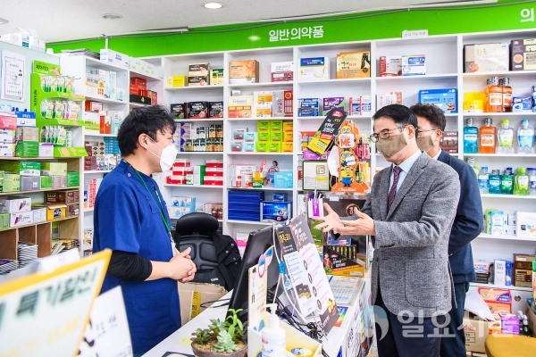 장충남 남해군수, 약국‧소상공인 점포 방문 애로사항 청취