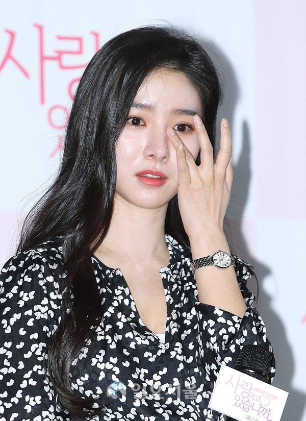 [IS포토] 김소은, 故전미선 생각에 눈시울 그렁그렁