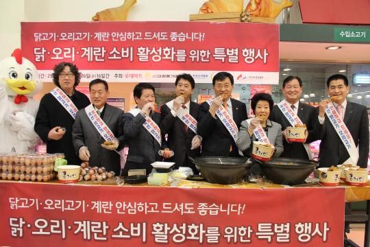 “대형마트와 손 잡고 AI 극복”