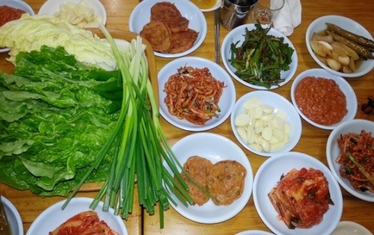 돌판 위 두툼 생삼겹…군포 돌판 삼겹살 제일황소