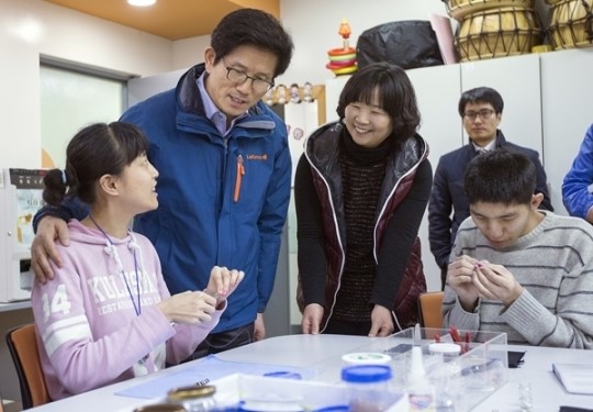김 지사, 설 앞두고 장애인 재활 프로그램 참여