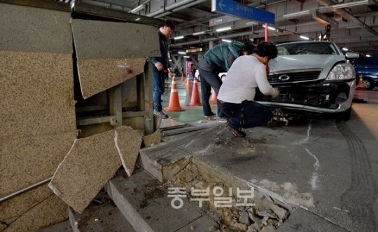 수원 AK백화점 주차장서 음주운전...계단 아래 돌진