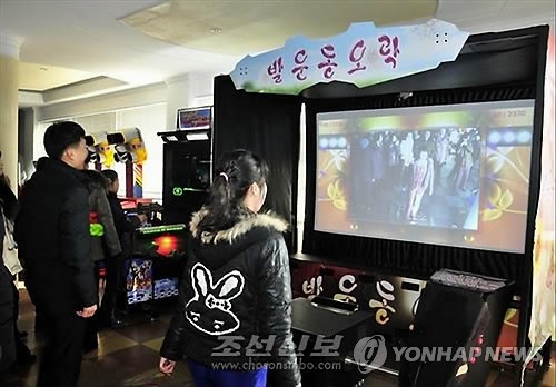90년대 댄스 열풍 추억의 오락실 게임 DDR 평양에 등장 발운동오락기재 개발