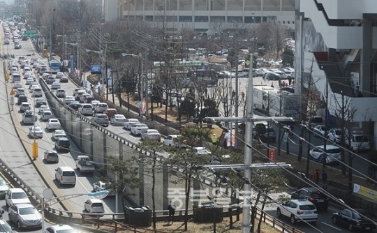 kt위즈파크, 학교주차장 사용 무산...주차대란 불가피