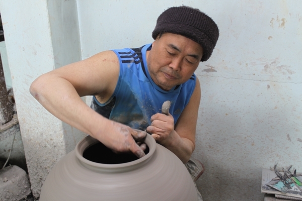 선조 도공의 기법 그대로...40년간 전통 이어온 명장 도천 서광윤 도예장인