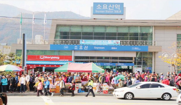 비좁은 소요산역...30분마다 관광객들로 아수라장