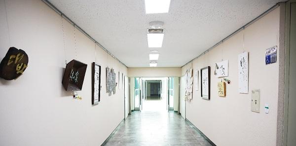 안산시의회, 풀뿌리 갤러리서 캘리그라피 작품 전시