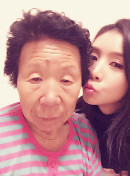 할머니 보고 싶어요 차오루, 집으로 대장할머니 인증샷…입술 볼에 대고 다정