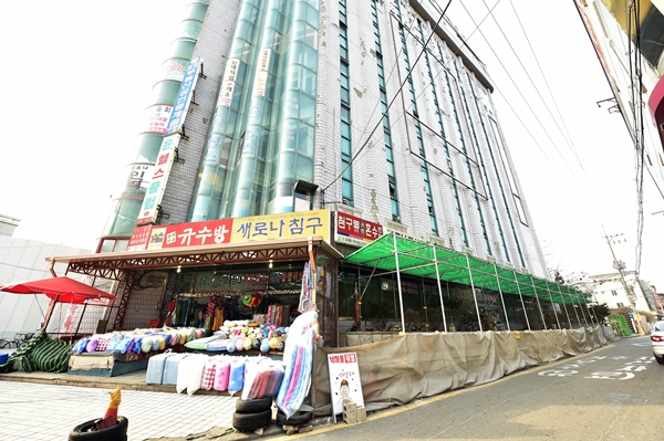 타일·유리창 우수수...10층짜리 시한폭탄 수원 지동 새로나빌딩