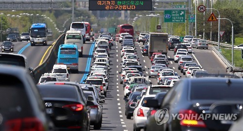 현충일 연휴 첫날, 고속도로 교통상황 정체 점차 해소...밤 8~9시 원활