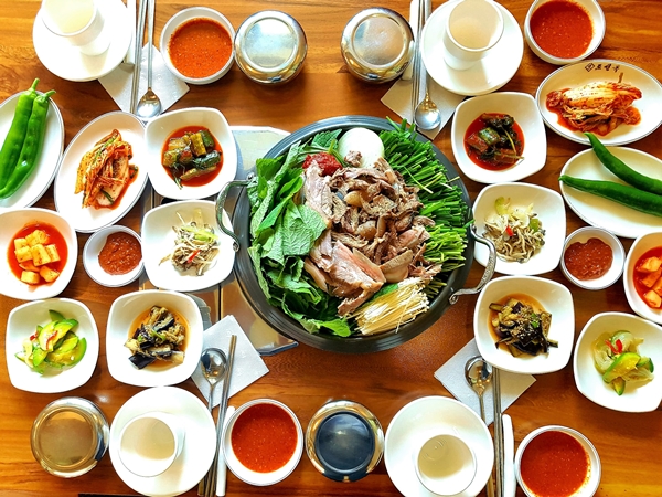 [의왕 맛집] 여름철 최고 보양식 흑염소...누린내 잡고 영양 더했다 의왕 오메기 산수 흑염소
