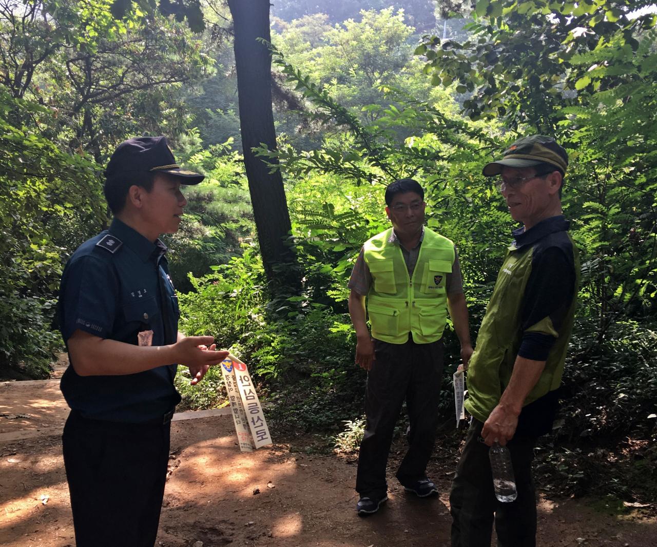 인천 남부경찰서 문학지구대, 문학산 등산로에 안심 등산로 리본 부착