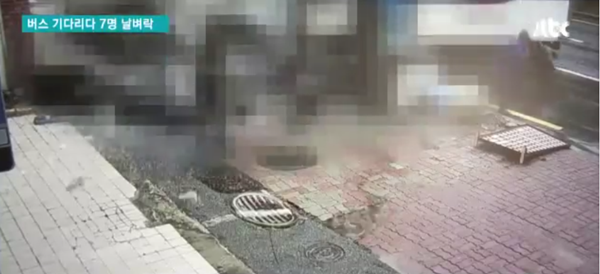 [중부일보-JTBC 공동보도] 냉동 탑차 버스정류장 덮쳐…2명 사망·5명 부상