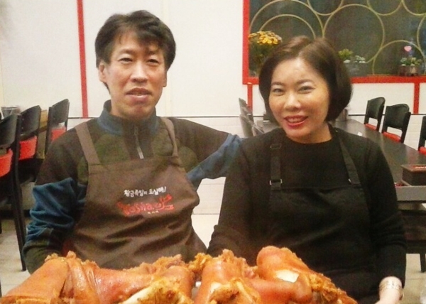 이만규·오경희 연수구 선학동 황금족발 사장 부부, 맛과 양심 다 잡았죠