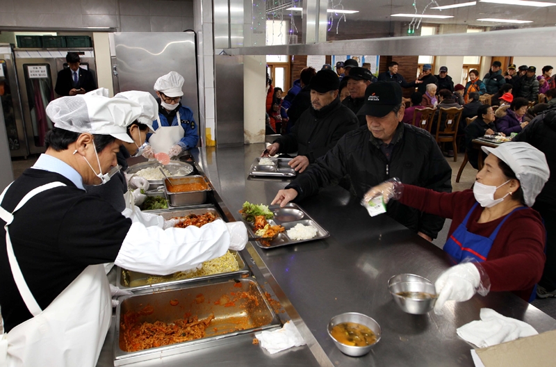 이흥수 동구청장, 동구노인복지관 경로식당 배식봉사