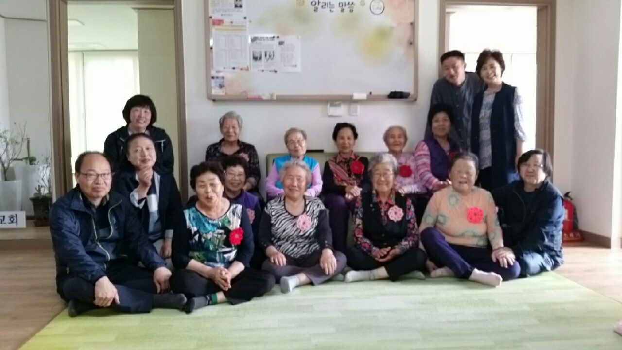 인천 남동구 만수2동 통·반장 모임, ‘뜨개’ 작품 경로당 전달