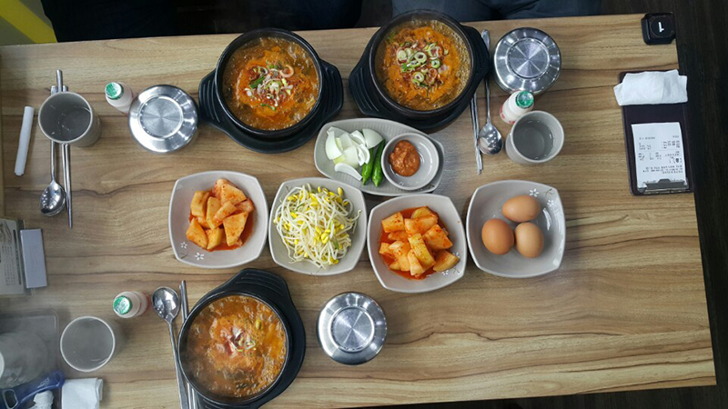 [맛집유랑] 화성 안동장터소고기국밥, 양지 육수·특제 양념… 숙취해소에 그만
