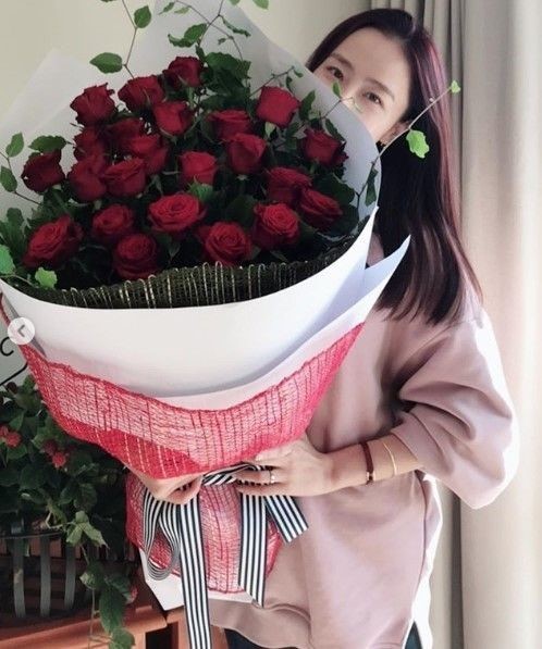 홍수현, 커다란 장미꽃다발 한아름… 반짝이는 커플링 눈길 마이크로닷이 선물한듯?