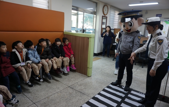 군포경찰서, 어린이 대상 파출소 견학 프로그램 실시