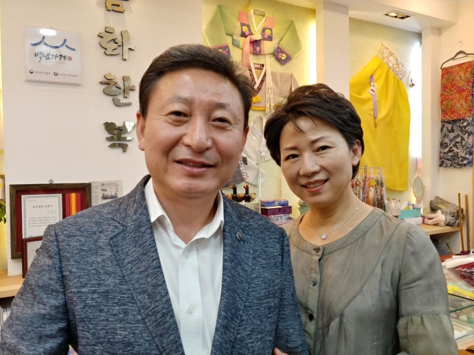 [향토 브랜드를 찾아서] 수원 한복집 금화상회 인심·신뢰, 66년 장사 비결 우리 복식 한복 지켜가겠다