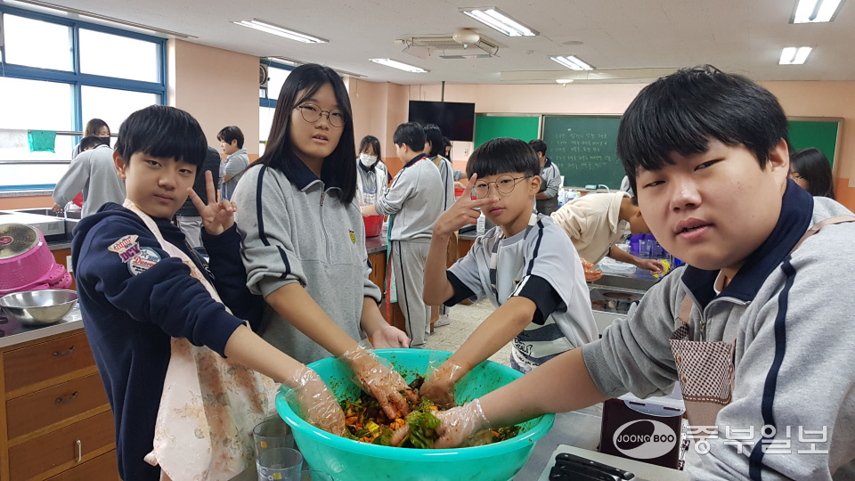 남양주 호평중, 8년째 깍두기 나눔 봉사