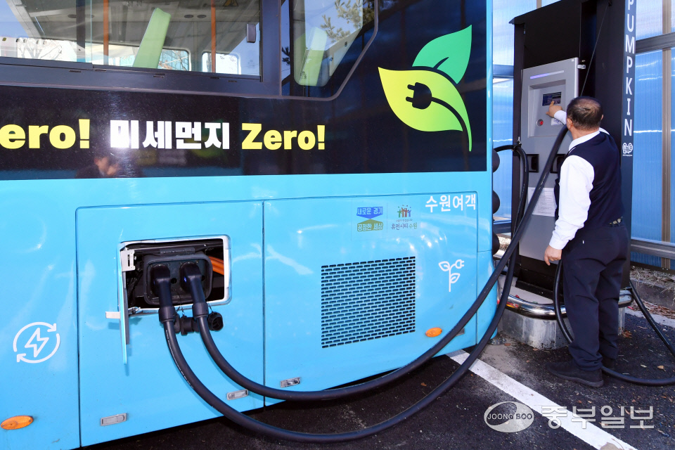 수원 전기버스 시대 개막… 시내버스 모두 전기차로 바꾼다