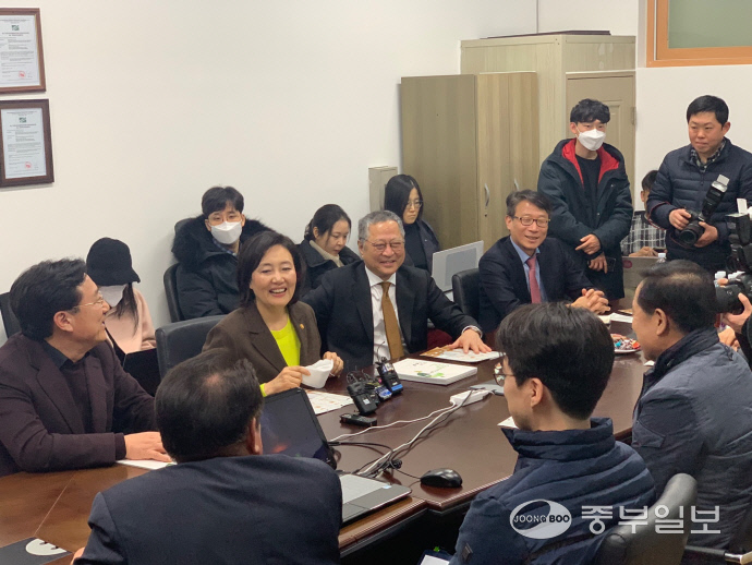 박영선 중기부 장관, 안양 소재 착한 마스크 제조기업 에버그린 방문
