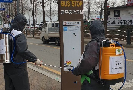 [e광주소식] 꾸준한 방역 활동… 광주시 경안동 행복마을관리소, 코로나19 대응 방역 지속