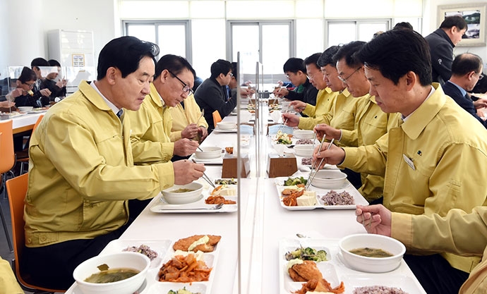 [e의정부소식] 청사 내에서도 사회적 거리두기... 市, 구내식당에 칸막이 설치로 코로나19 예방