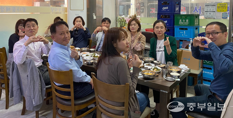[e평택소식] 직원 힘내세요 사장님!… 평택 송탄출장소, 캠페인 참여