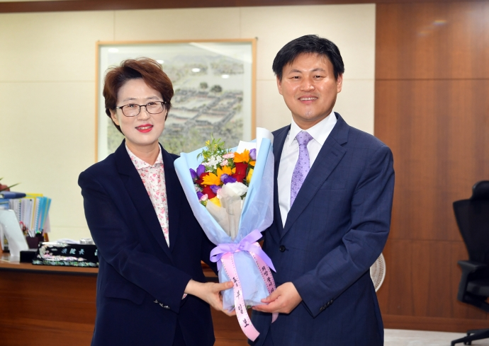 [희망 꽃이 피었습니다] 수원법원청사에도 핀 꽃…화훼농가 어려움 돕고, 쾌적한 법률서비스 제공하겠다