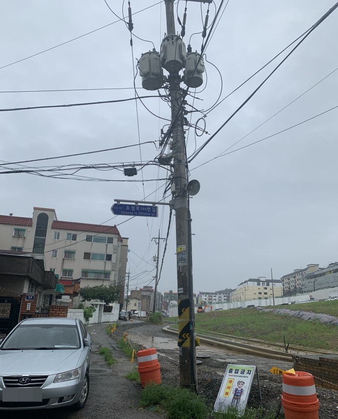 인천 문학구역 도시개발 사업 도로 중앙에 전신주… 한전과 이설비용 놓고 갈등