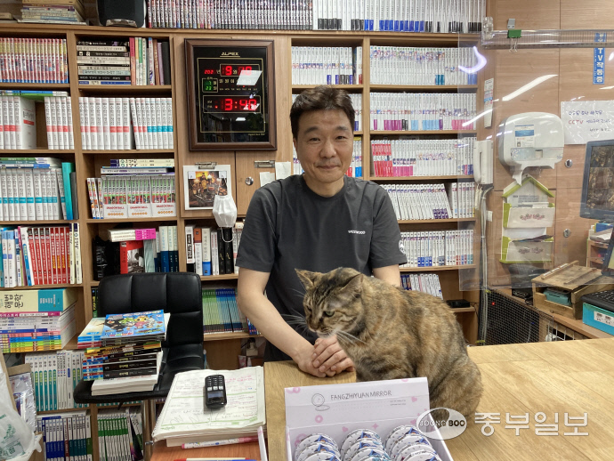 [우리동네 책방 여행] 군포 열린문고, 15년 역사의 동네 서점… 9마리 고양이와 함께해요