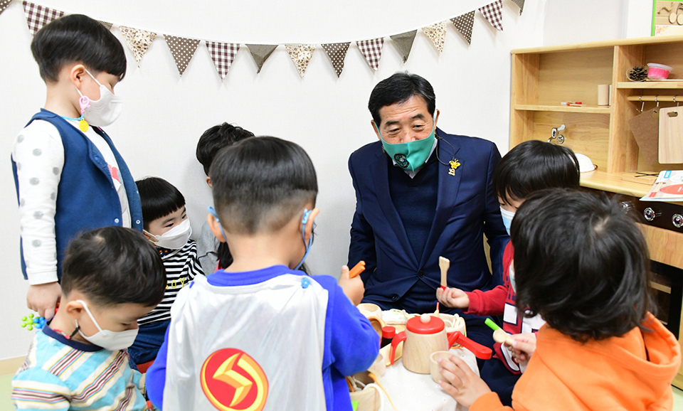 [e안산소식] 안전하고 따뜻한 보육을… 윤화섭 시장, 신규 개원 어린이집 찾아