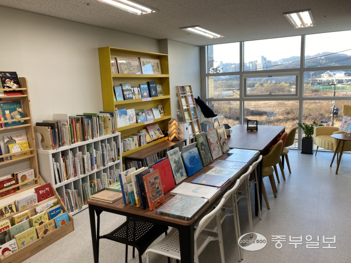[김유진의 우리동네 책방여행] 광주 근근넝넝, 어른·아이들에 위로 건네는 그림책 나라