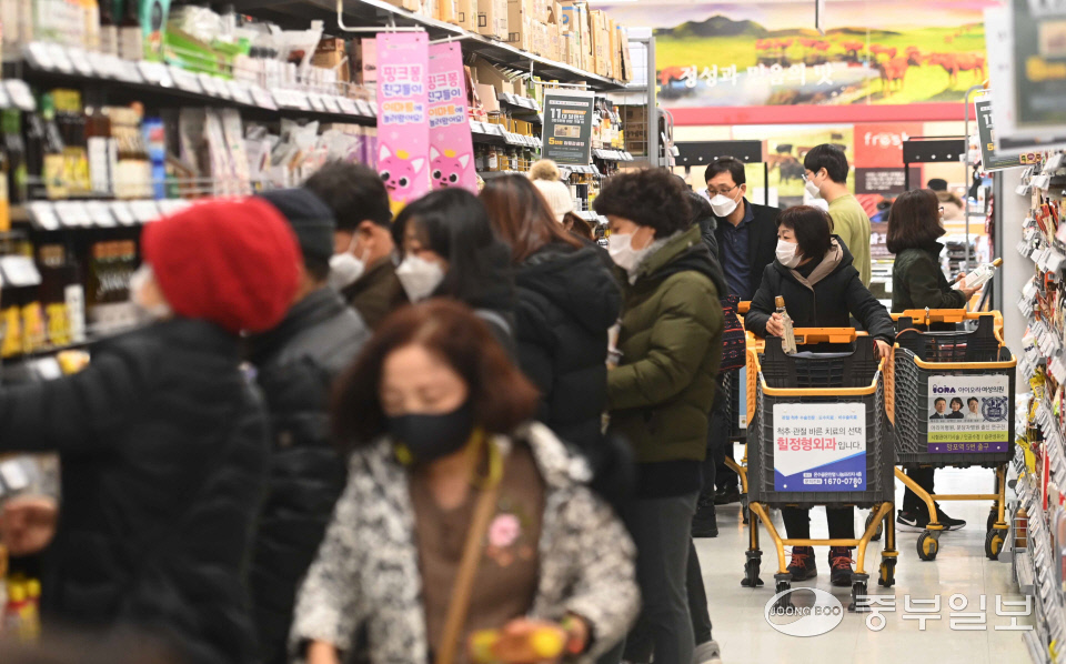 생필품 사러 나온 시민들로 북적이는 대형마트