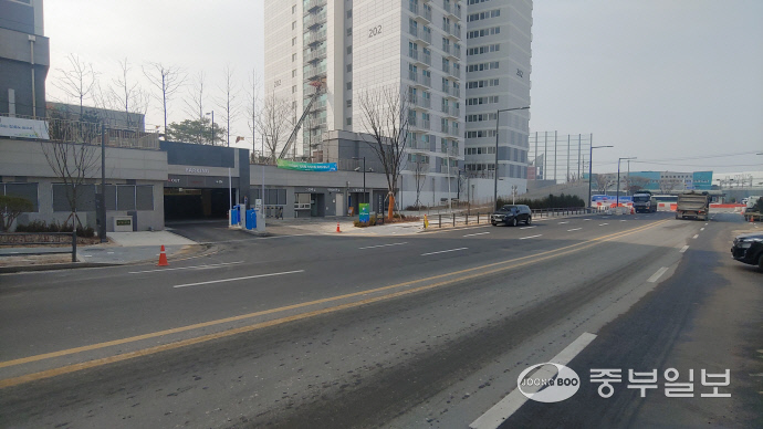 [민원현장] 돌고 또 돌고… 진출입로 비보호 신호없는 수원 고등동 행복주택
