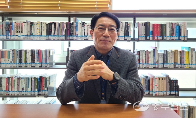 [두둠칫 도서관] 오상환 이충고등학교 교장 독서는 삶의 지혜를 얻는 가장 중요한 일