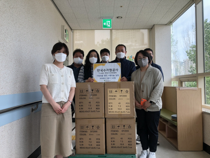 힘이 될 수 있도록… 한국수자원공사, 과천 거주 고령장애인 160명 목걸이 선풍기 전달