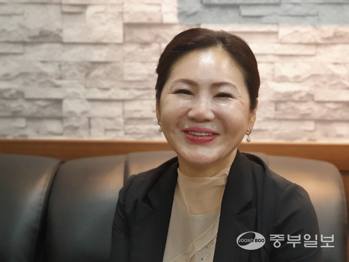 [사람in] 박서연 사군자식품 대표 정성 다해 빚은 떡 이웃과 함께 먹어야 맛있죠
