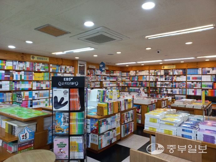 [우리동네 책방여행] 힙하지 않아도 괜찮아…50년 장수서점의 자신감 행복한 책가게 안성서점