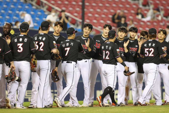 [프로야구 주간전망] KT, 키움과 반게임차 앞선 3위 다툼… 3개팀 5위 경쟁